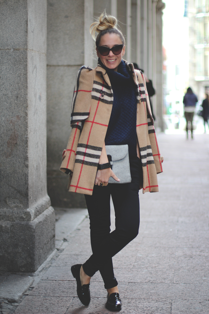 cape coat, burberry plaid, queen's wardrobe, loafers, wool clutch, black and blue, street style, look para oficina, look para clase,