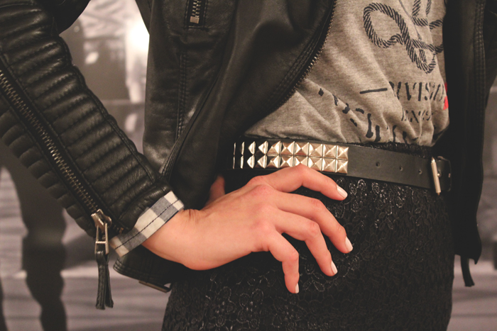 Falda de encaje, Lace skirt, leather jacket, spike belt, navy tee, chaqueta de cuero, cinturón de tachuelas