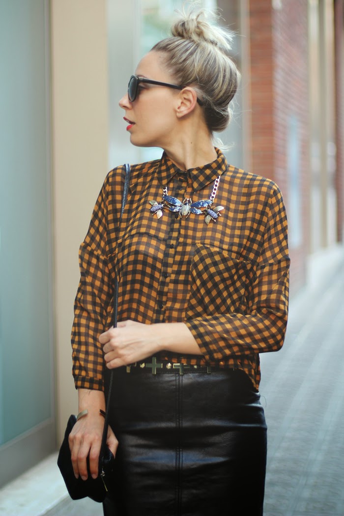 Fly necklace, plaid shirt, red lips, crosses belt, look de otoño, fashion blogger