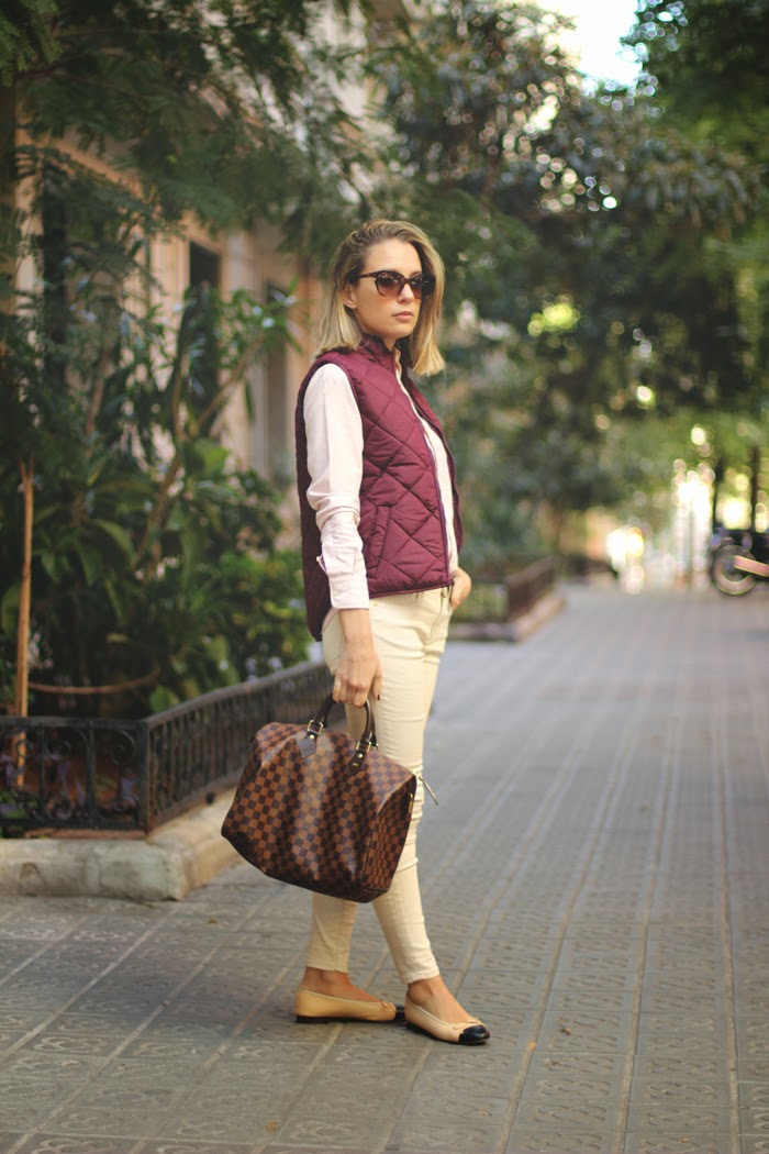 Fashion blogger, outfit of the day, chaleco burdeos, look de otoño, bailarina, camisa de rayas, rosa bebe, 