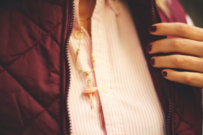 Fashion blogger, outfit of the day, chaleco burdeos, look de otoño, bailarina, camisa de rayas, rosa bebe, 