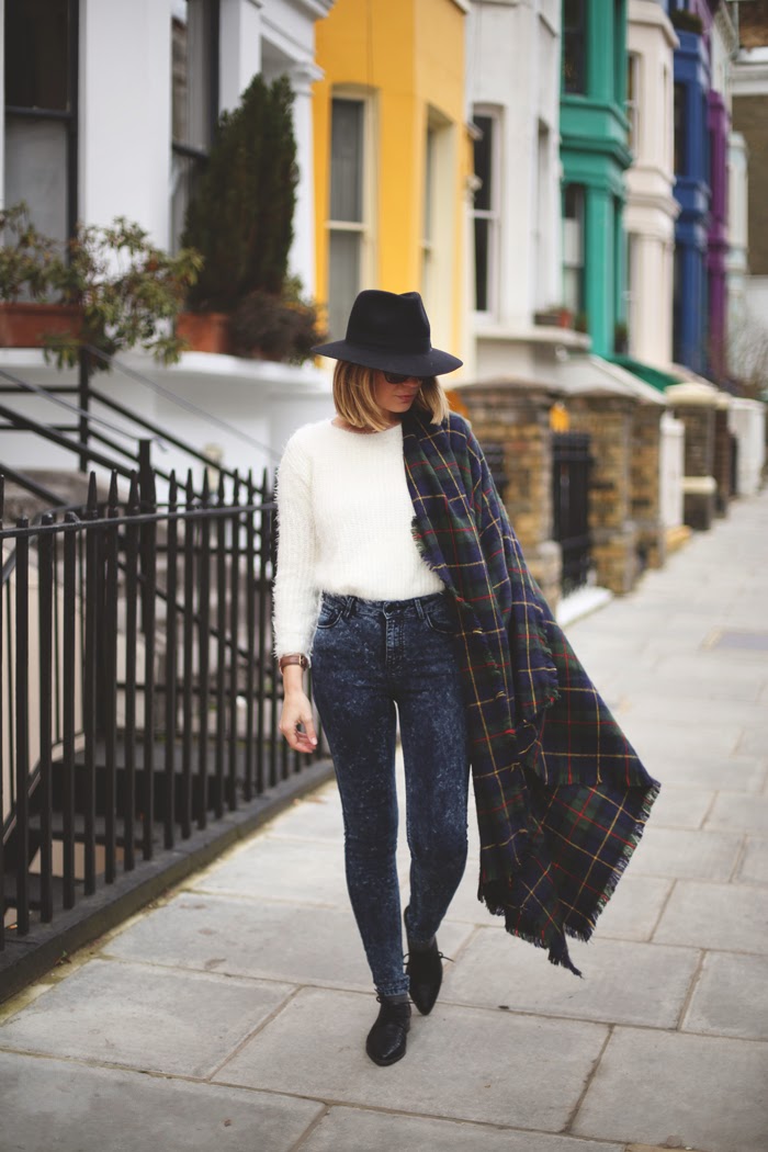high jeans, 80s look, plaid scarf, fedora hat, white seater, mohair, cool, fashion blogger, outfit