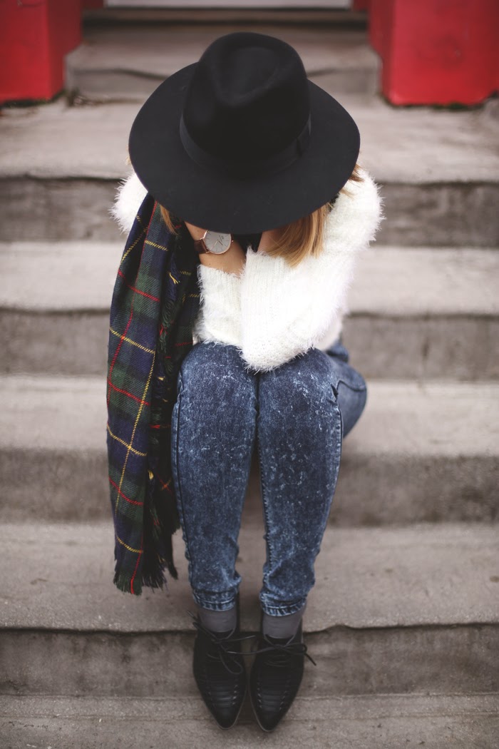 high jeans, 80s look, plaid scarf, fedora hat, white seater, mohair, cool, fashion blogger, outfit