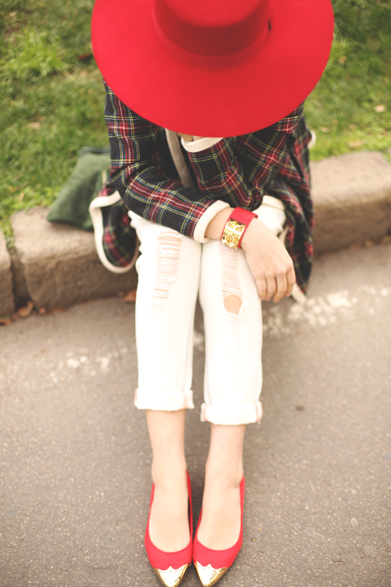 boyfriend jeans, red hat, fashion blogger, look con sombrero, tartan print, my showroom, trend, style, Zara, flats, outfit jeans,