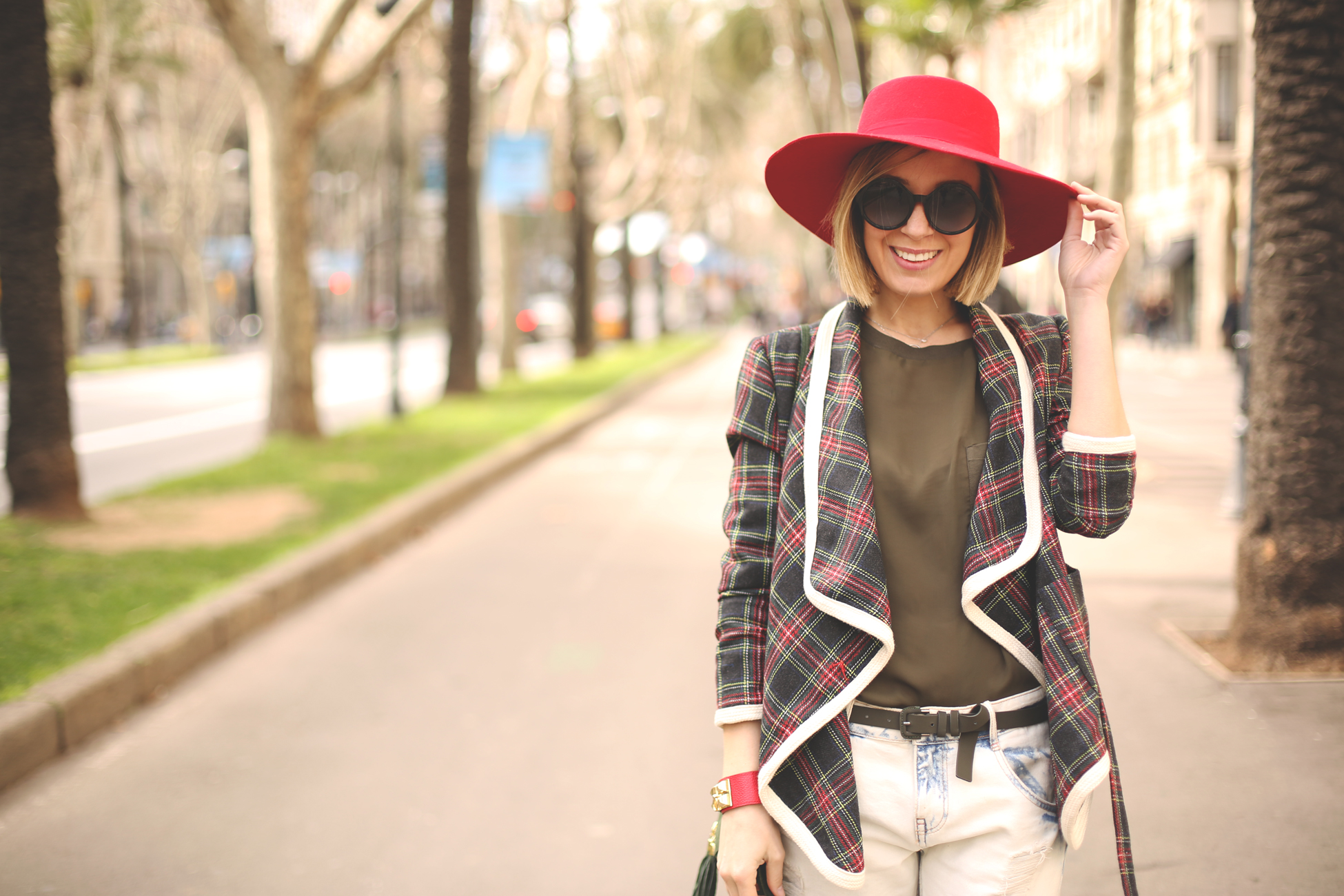 boyfriend jeans, red hat, fashion blogger, look con sombrero, tartan print, my showroom, trend, style, Zara, flats, outfit jeans,