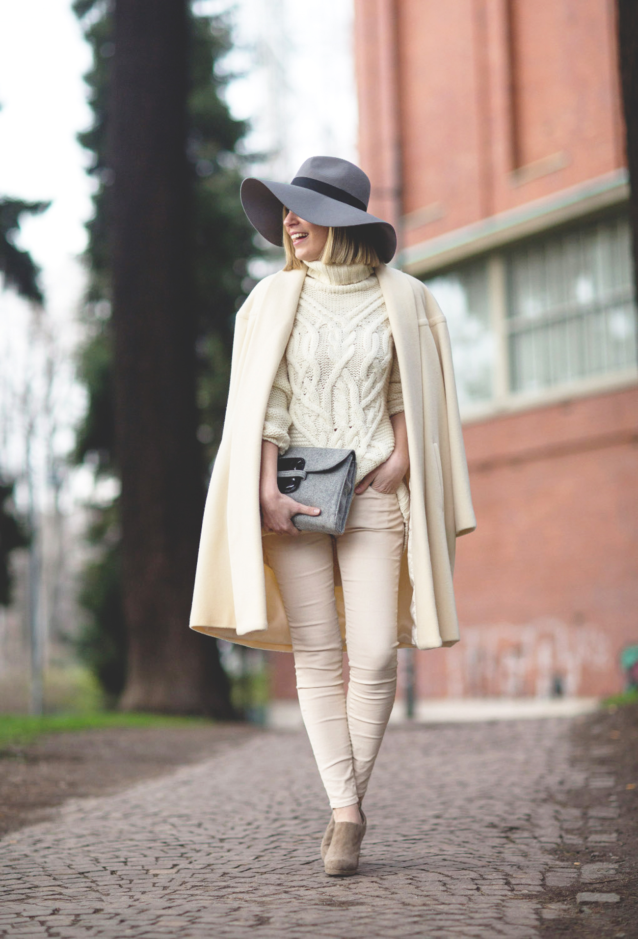 blonde, beige coat, maxi coat, mfw, milano, hat, look beige, botines, fashion week, fashion blog, 