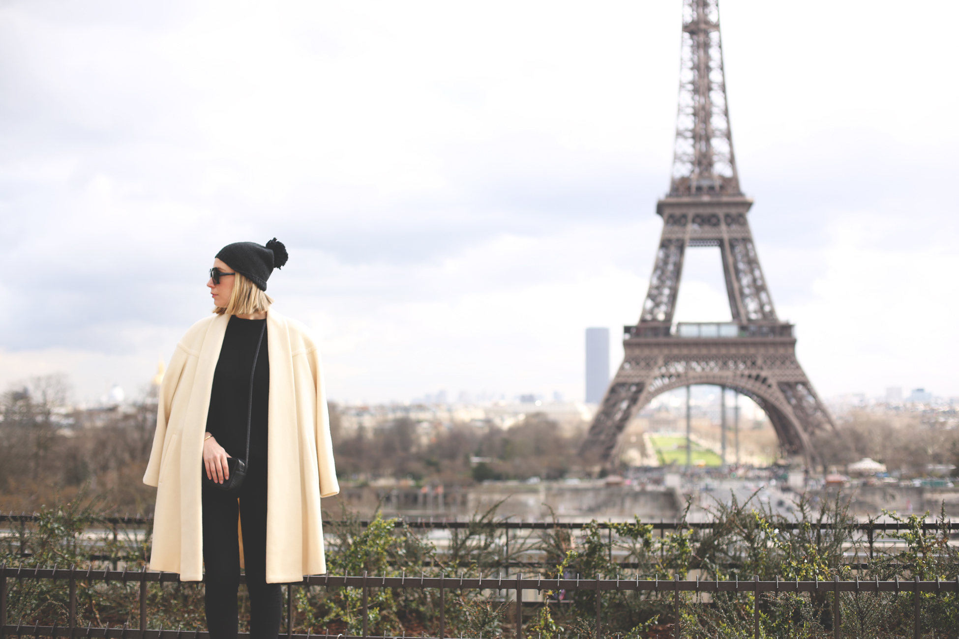 Paris, Travel, Fashion Blogger, blonde, black look, beige coat, beanie, trip look, trend, sneakers, nike,