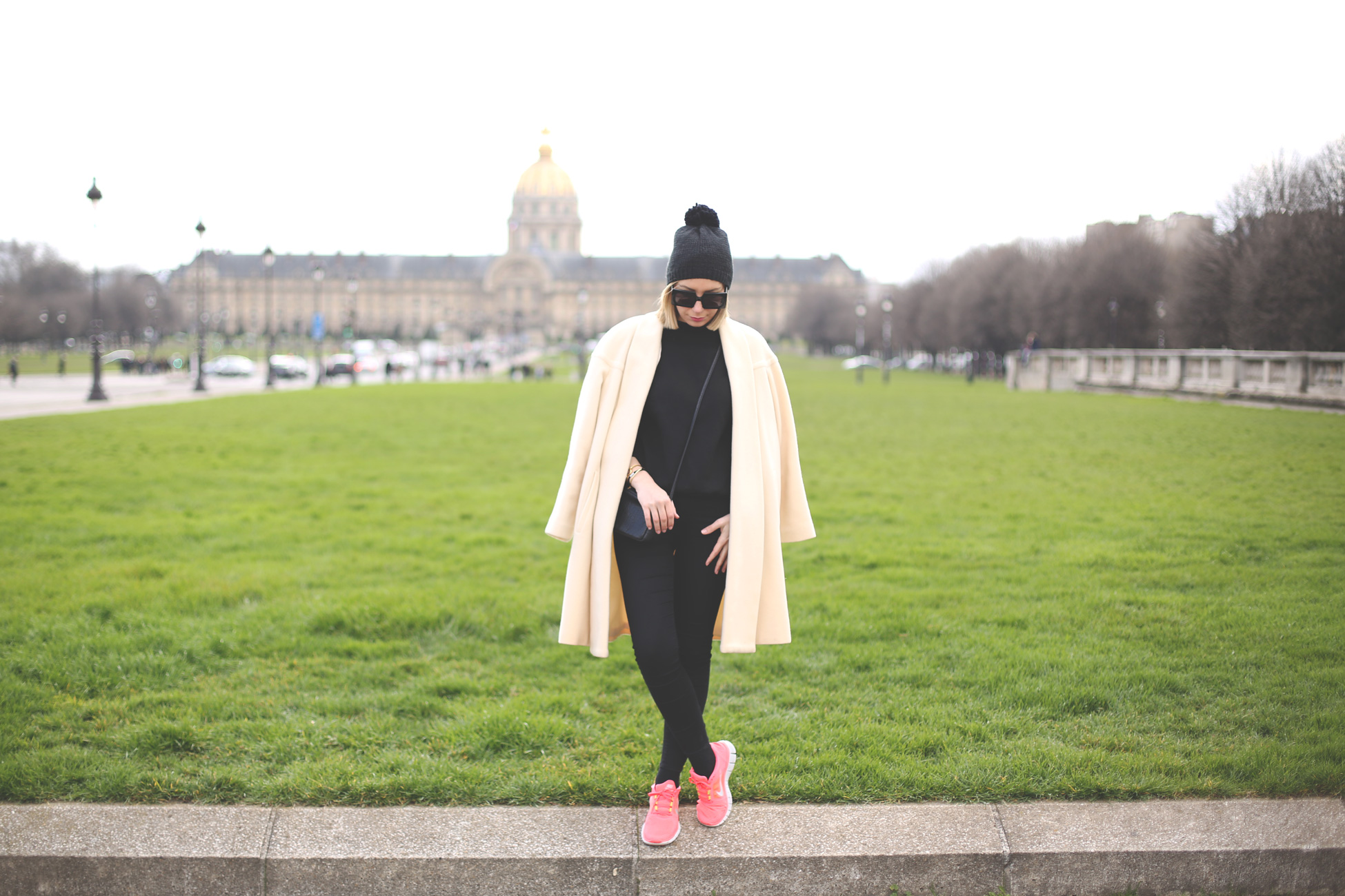 Paris, Travel, Fashion Blogger, blonde, black look, beige coat, beanie, trip look, trend, sneakers, nike,