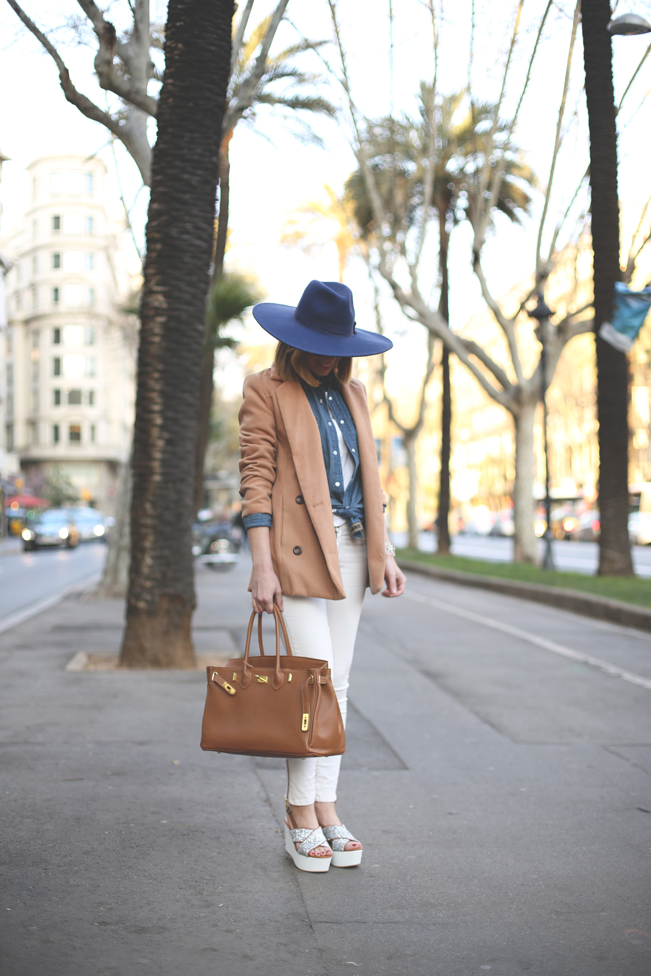 Wedges Zara, fashion blogger, blonde, girl, spanish blogger, blog de moda, camisa vaquera, white jeans, blue hat, look zara, 