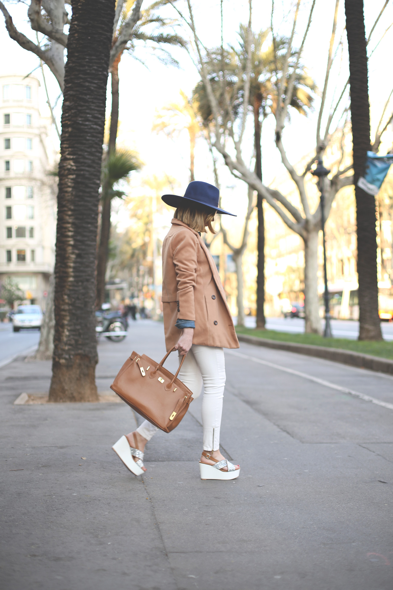 Wedges Zara, fashion blogger, blonde, girl, spanish blogger, blog de moda, camisa vaquera, white jeans, blue hat, look zara, 