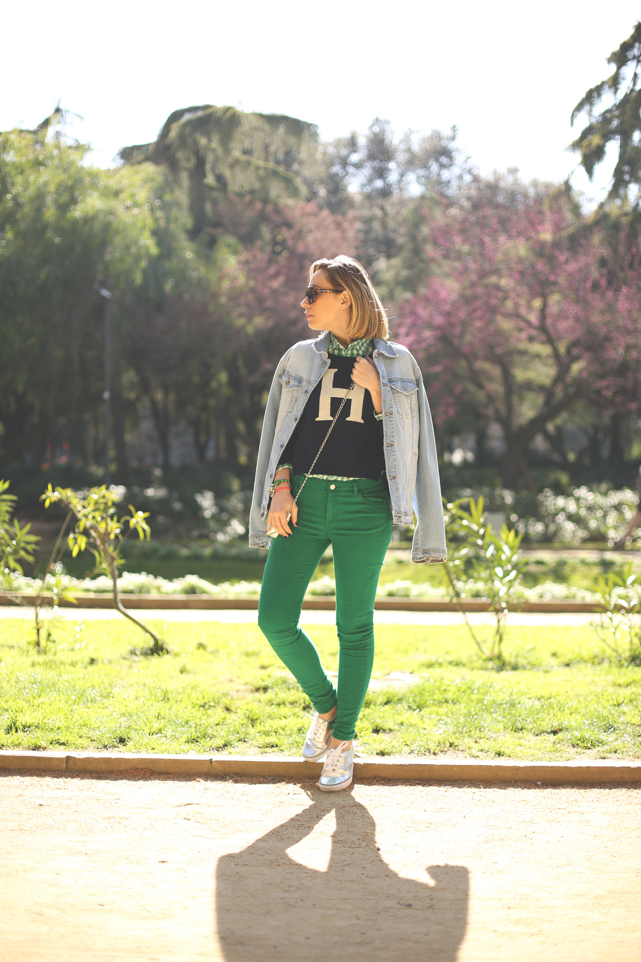 green jeans, jeans zara, fashion blog, spanish blogger, trend, style, fashion, blonde, girl, blue sweater, gafas espejo, zapatillas plata, 
