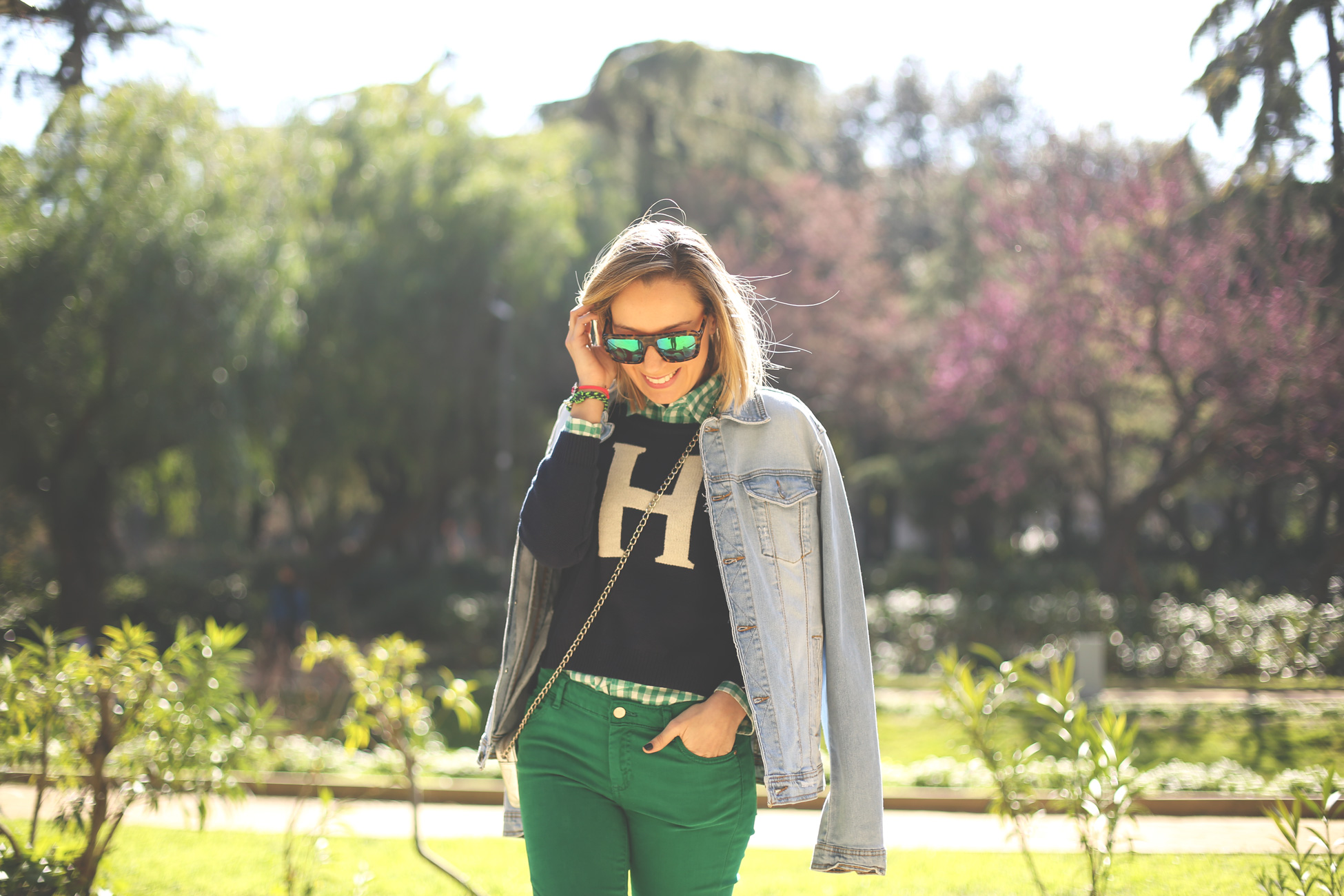 green jeans, jeans zara, fashion blog, spanish blogger, trend, style, fashion, blonde, girl, blue sweater, gafas espejo, zapatillas plata, 