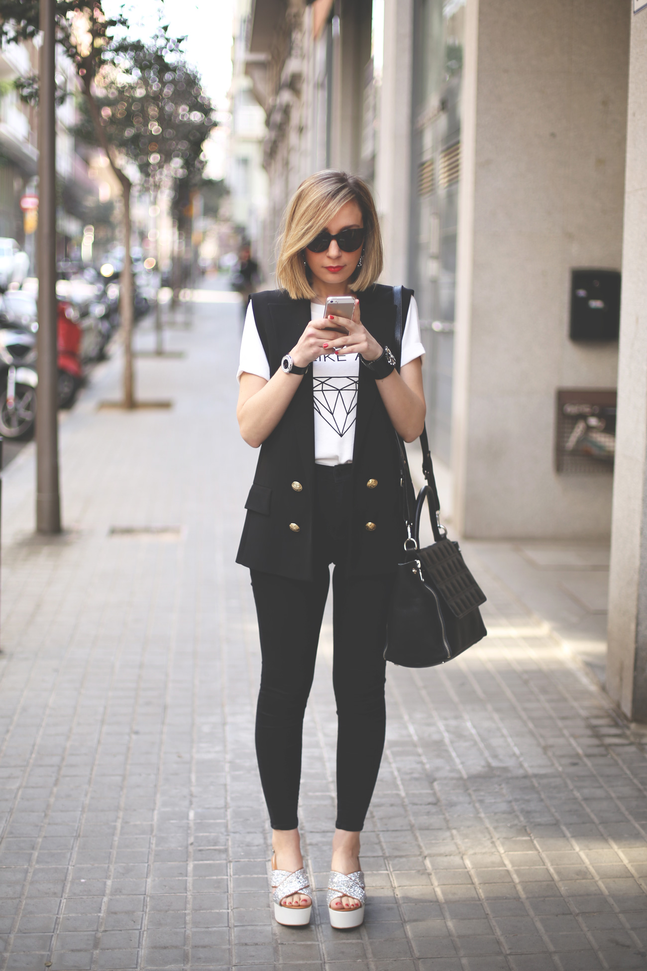 marc jacobs, giveaway, fashion blogger, spanish blog, blonde girl, black jeans, white tee, zapatos zara, black vest, 