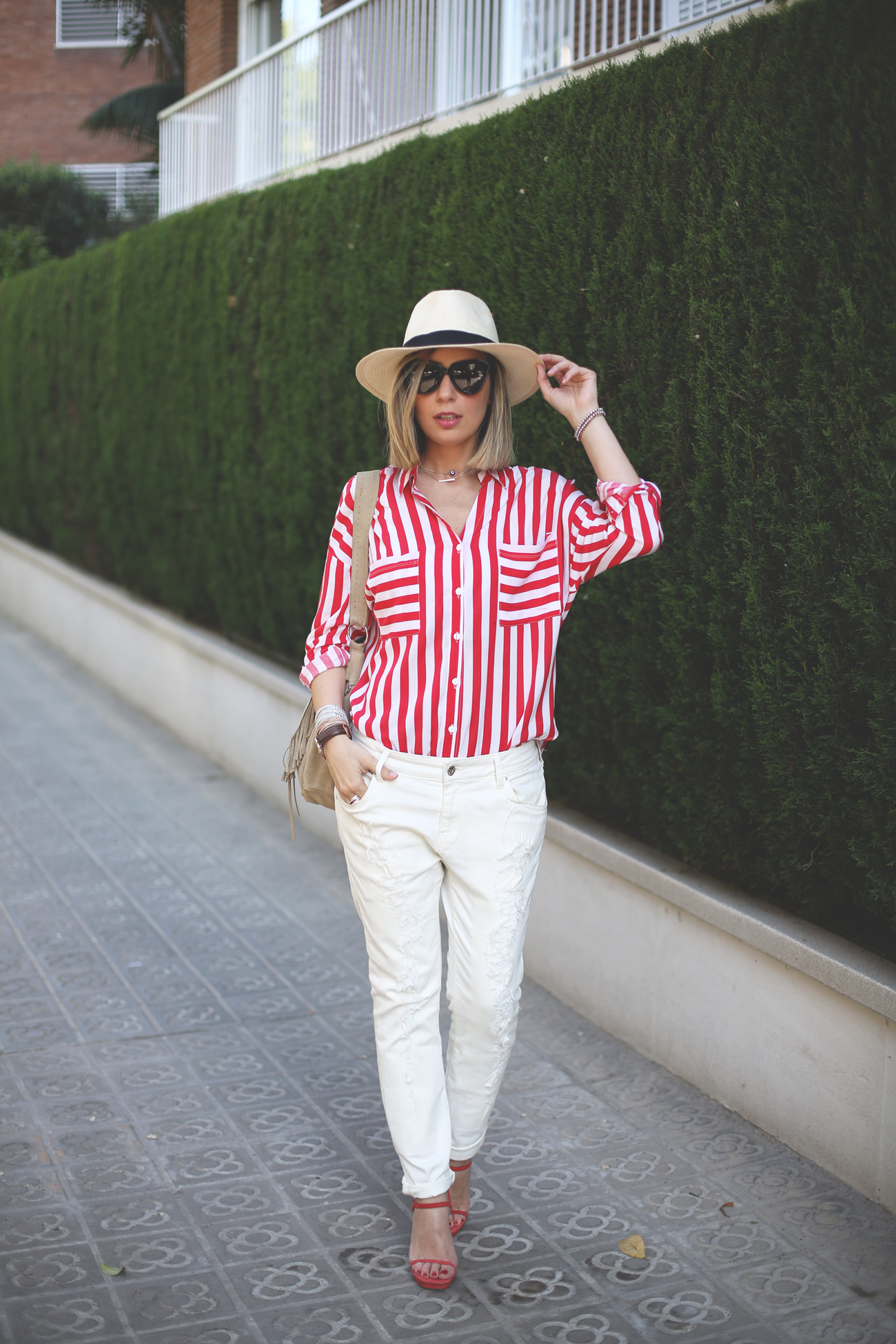 fashion, outfit, blogger, look, boyfriend jeans, ripped jeans, stripe shirt, fringe bag, hat, panama hat