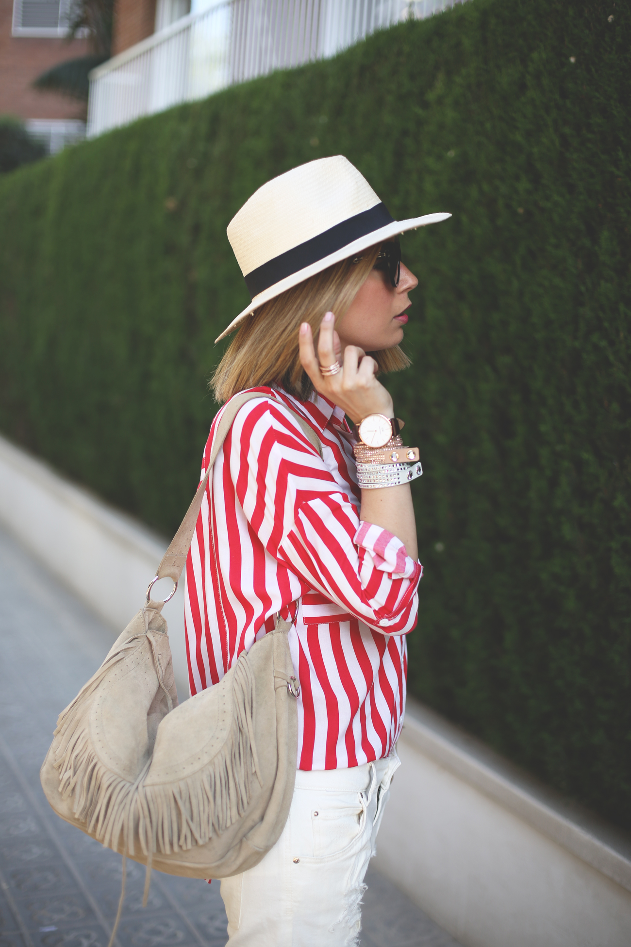 fashion, outfit, blogger, look, boyfriend jeans, ripped jeans, stripe shirt, fringe bag, hat, panama hat