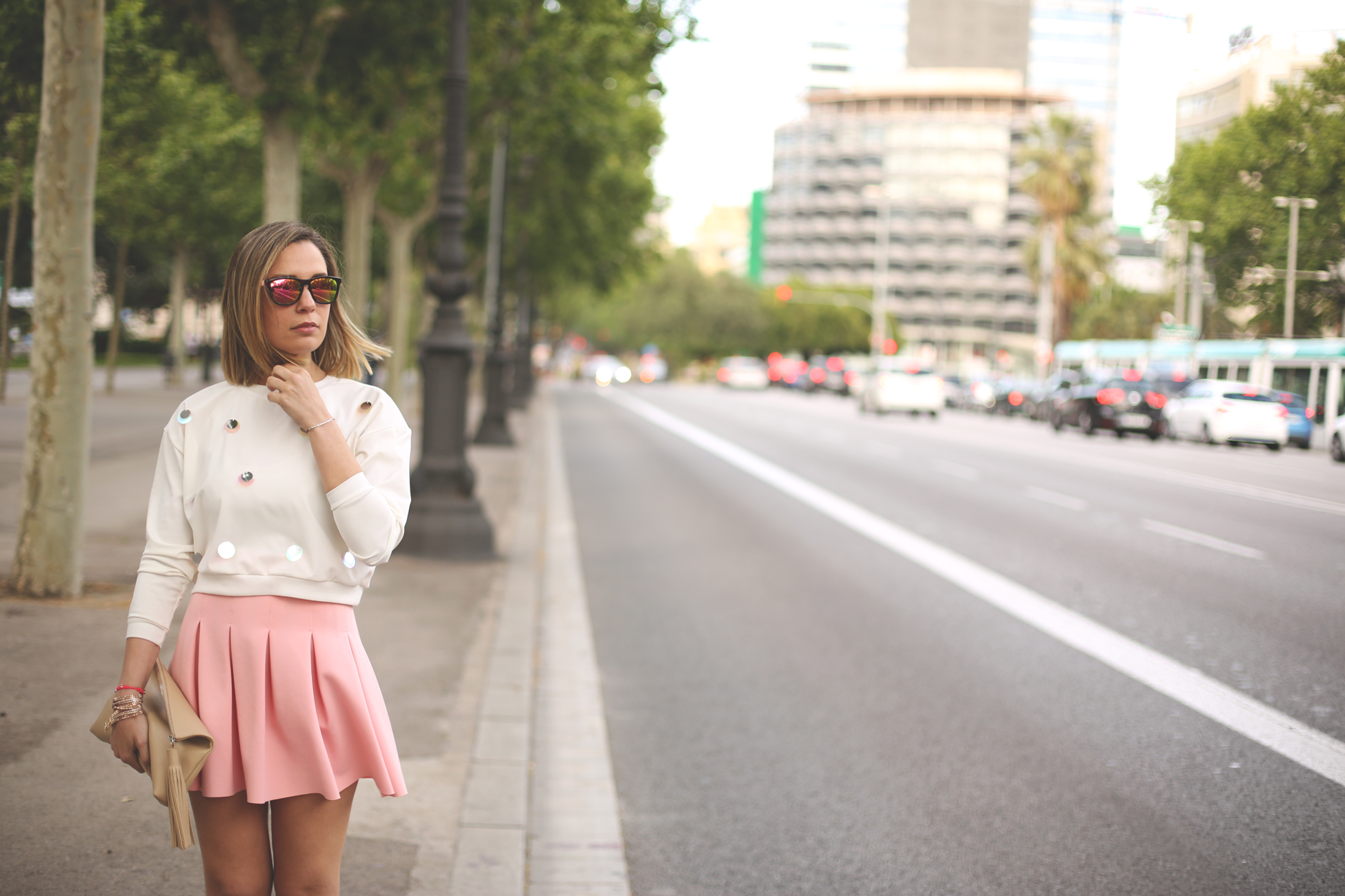 Fashion blogger, pink skirt, blonde girl, spanish blog, street style, barcelona, white sandals, swarovski, 