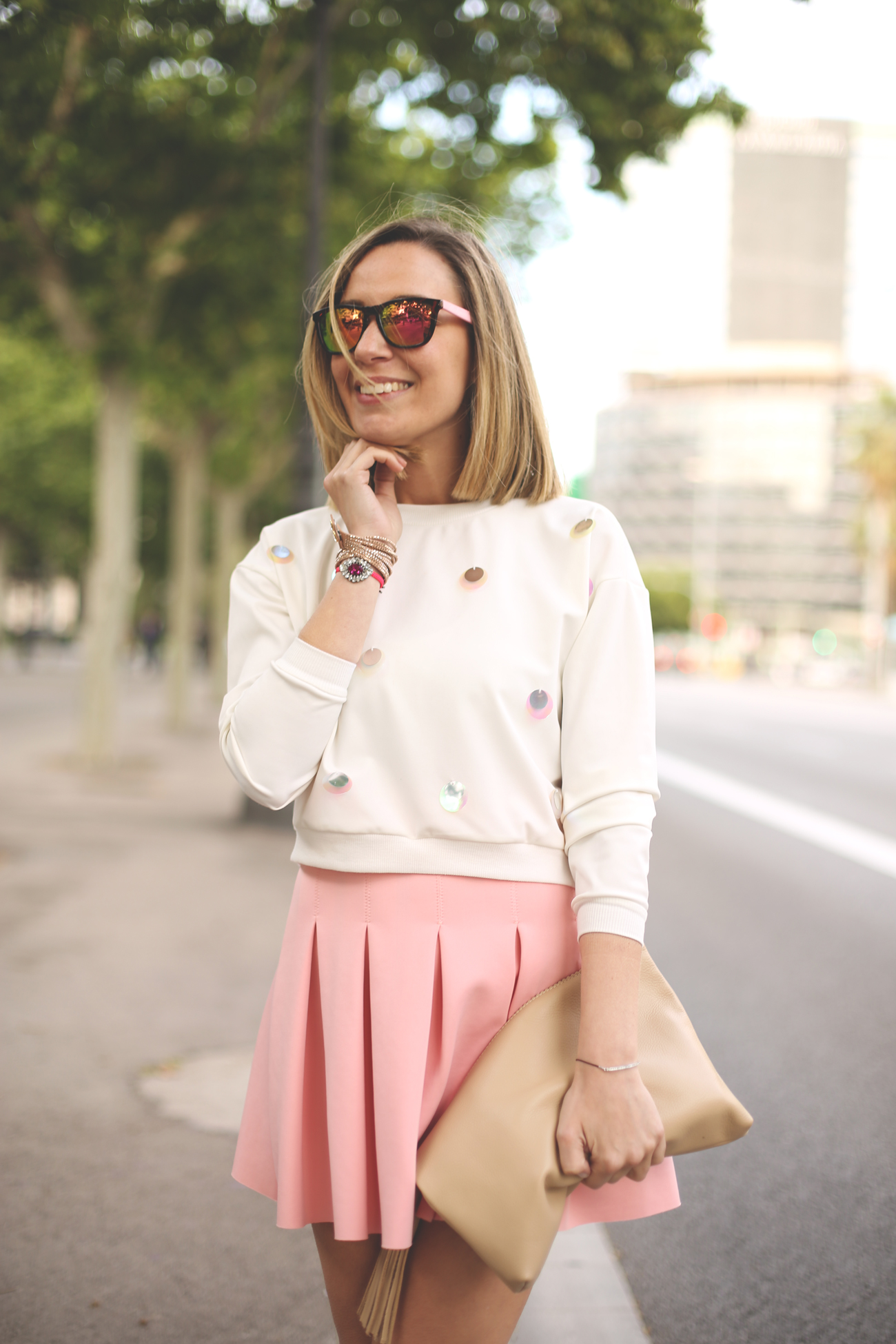 Fashion blogger, pink skirt, blonde girl, spanish blog, street style, barcelona, white sandals, swarovski, 