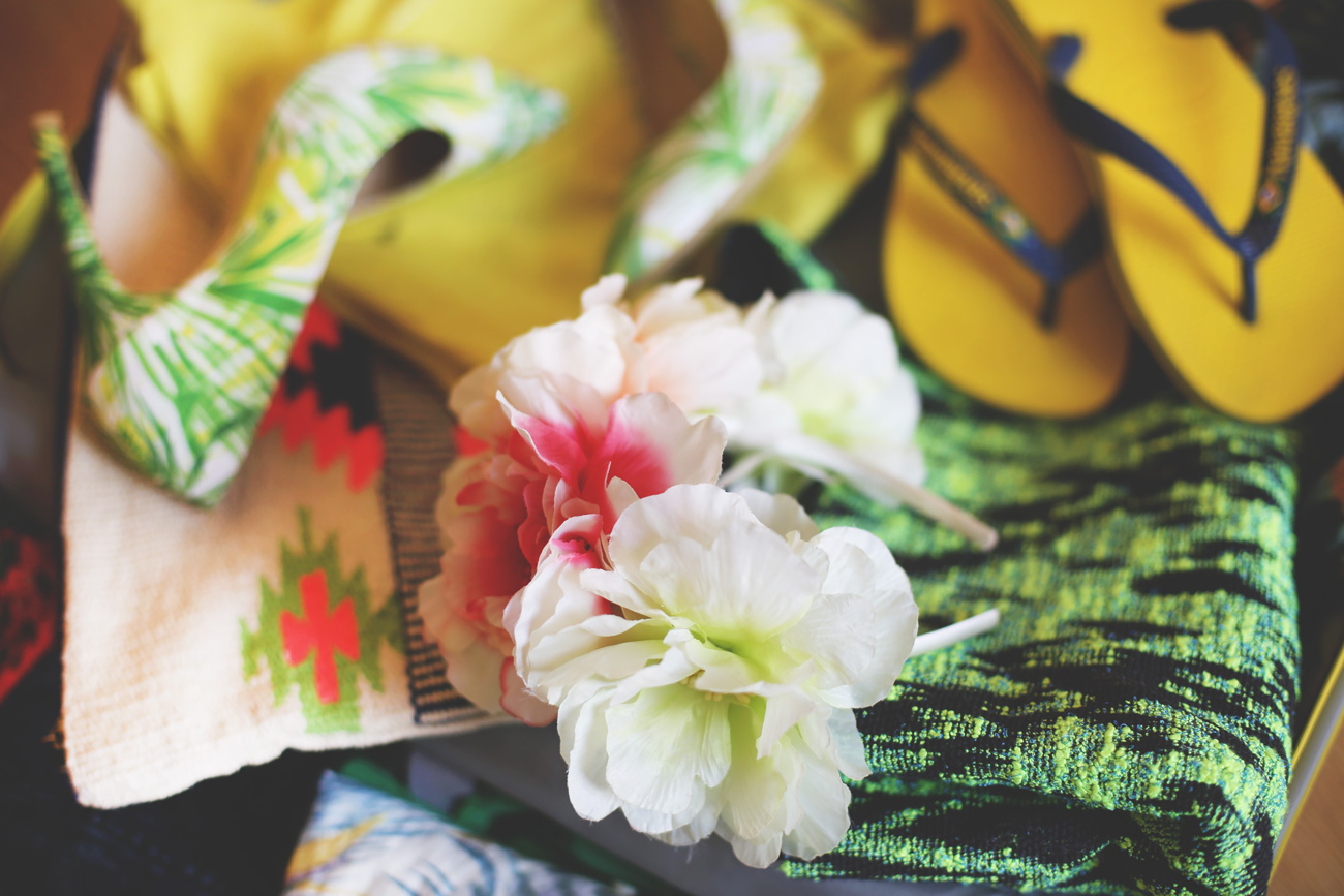 Tropical print, heels, suitcase, travel bag, summer packing, headband, eBay, yellow, green, carioca