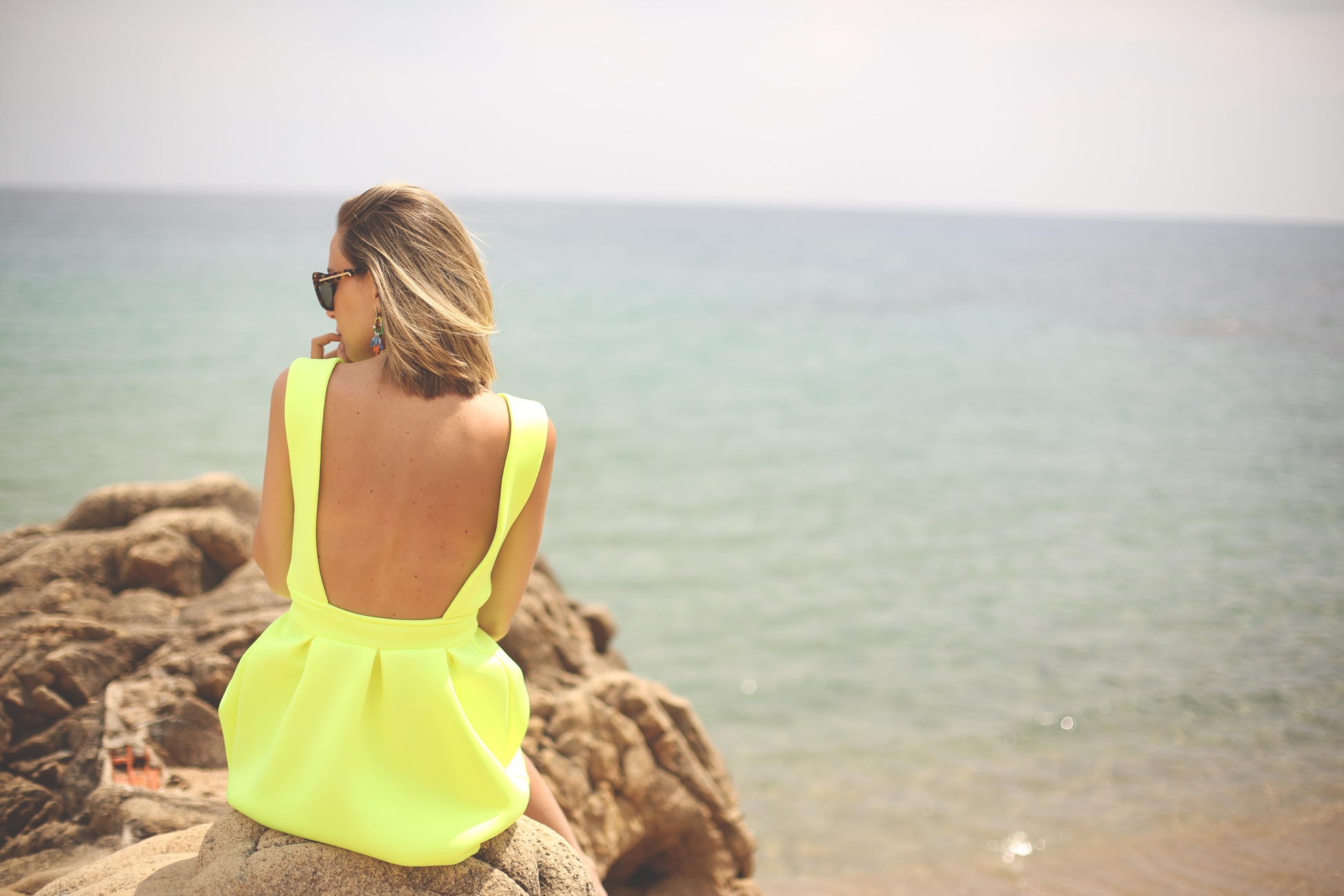 mirror sunglasses, fluor dress, neon, yellow, neoprene, summer outfit, look, fashion, cute dress, 