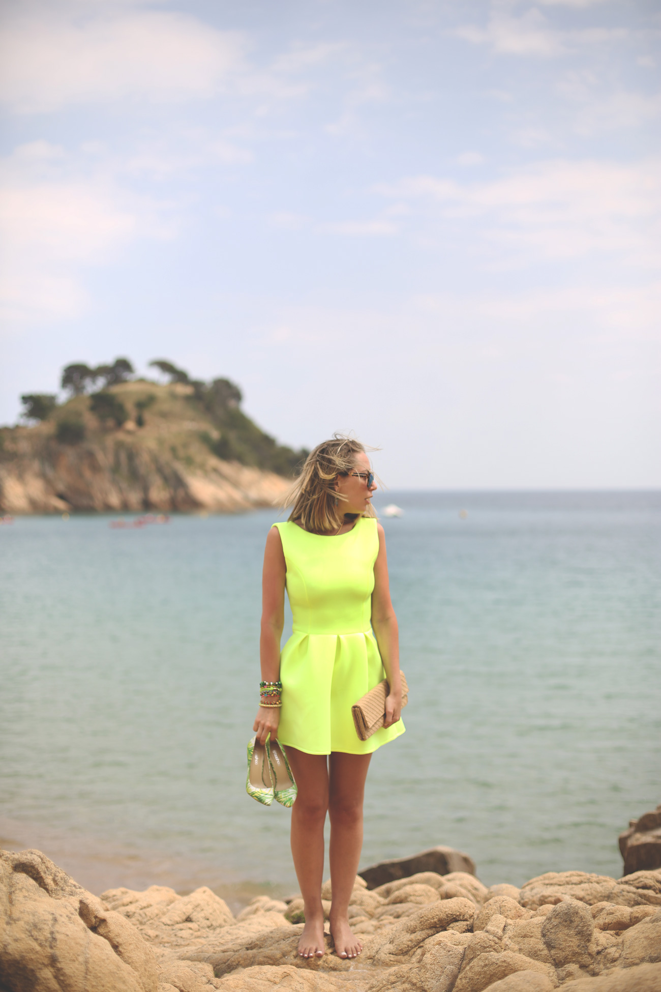 mirror sunglasses, fluor dress, neon, yellow, neoprene, summer outfit, look, fashion, cute dress, 