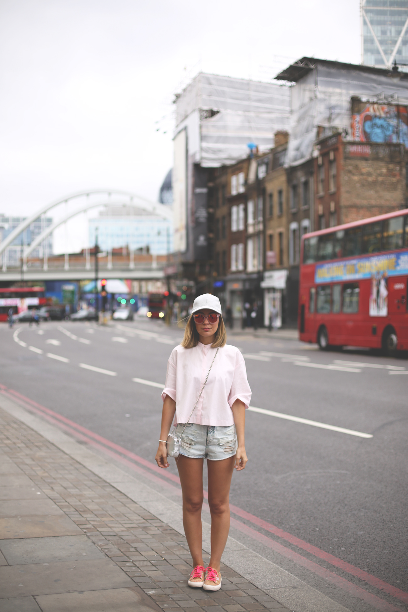 denim shorts, my showroom, street style, fashion blogger, london blogger, fashion blog uk, pink shirt, minimal shirt, blog de moda, beefeater experience, 