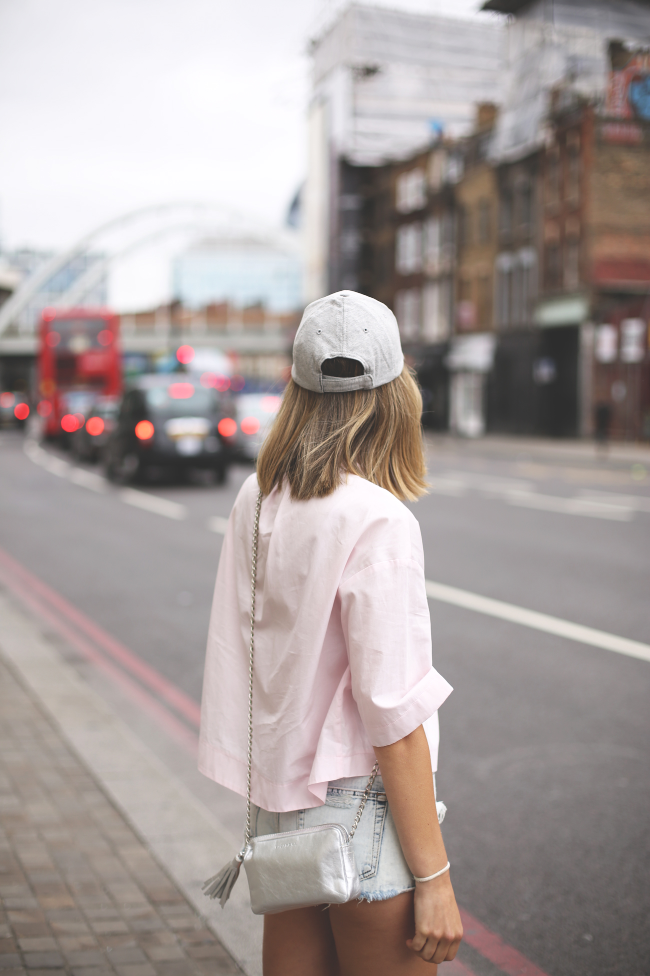 denim shorts, my showroom, street style, fashion blogger, london blogger, fashion blog uk, pink shirt, minimal shirt, blog de moda, beefeater experience, 