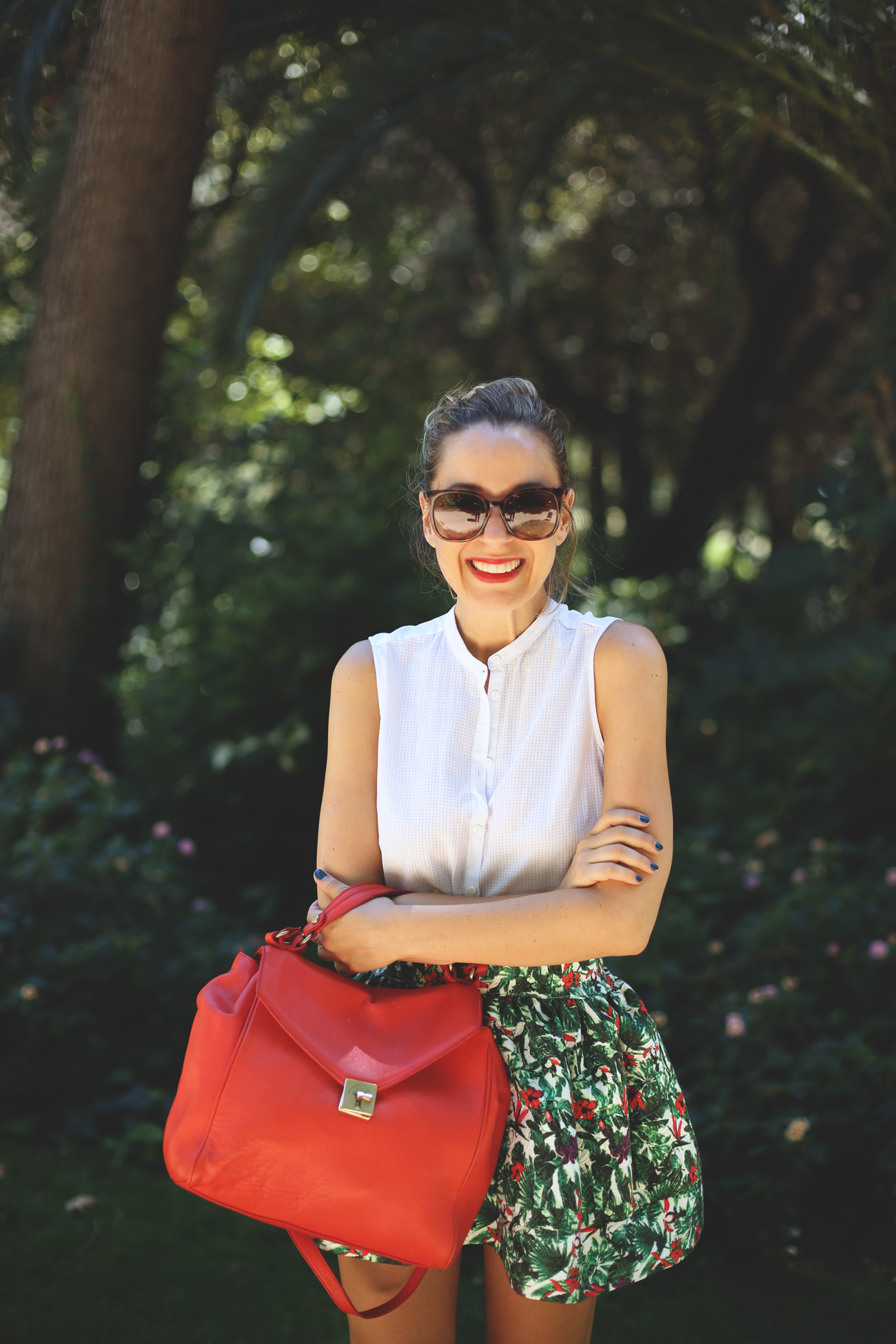 Lady, Tulip Skirt, tropical print, red, white shirt, red lips, red bag, summer 2014, summer look, outfit, wedges