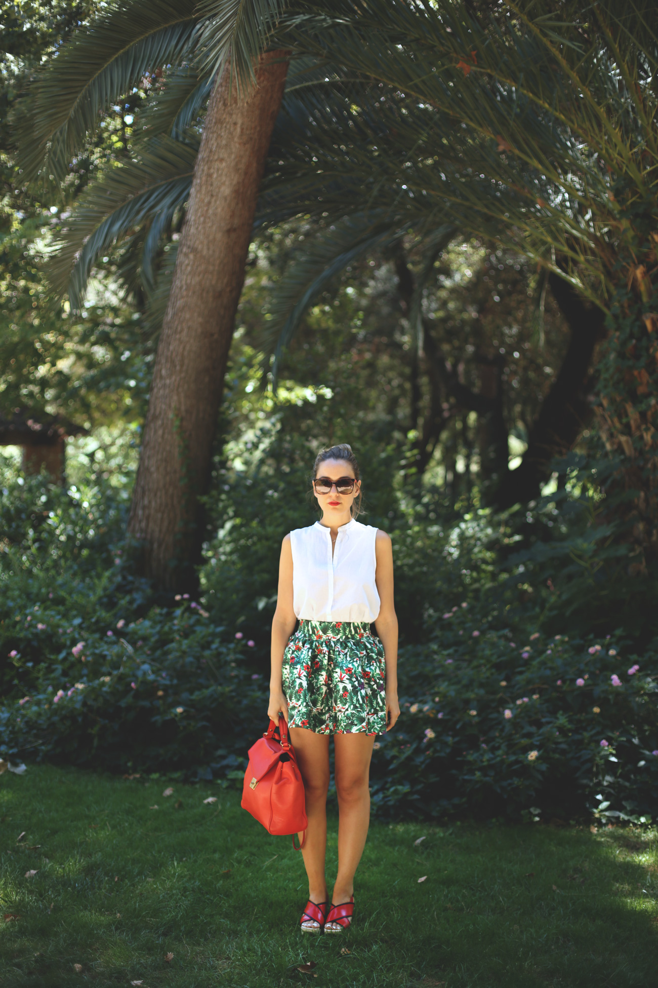 Lady, Tulip Skirt, tropical print, red, white shirt, red lips, red bag, summer 2014, summer look, outfit, wedges