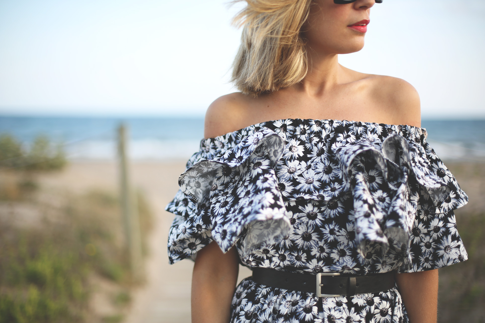 Dress, Summer 2014, Summer look, frill dress, floral print, sunglasses, outfit, black bag, Barbara Rihl, Off sohulder