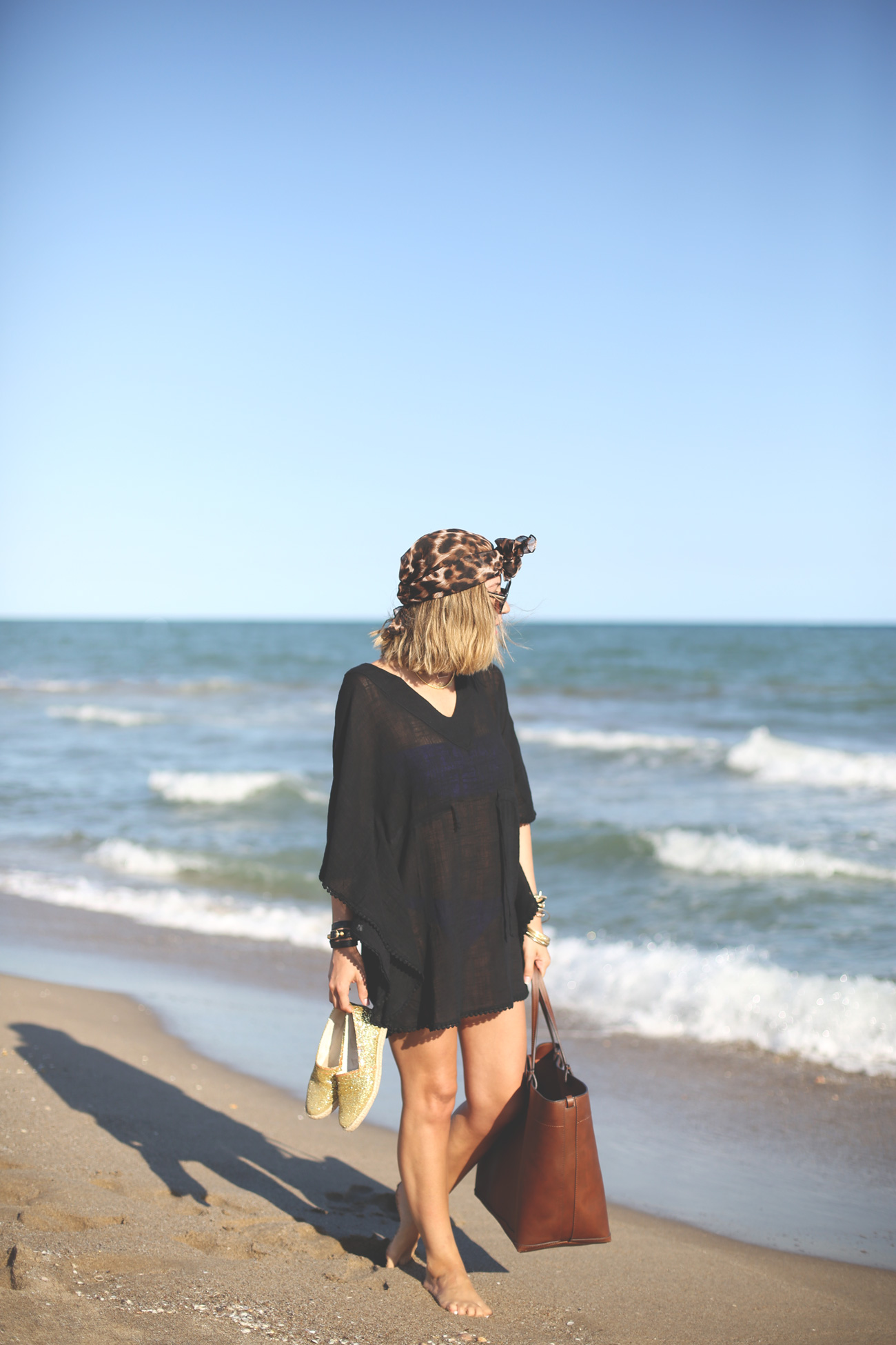 Leopard print, kaftan, black, summer look, beach outfit, golden espadrilles, bag bag, wavy hair, 