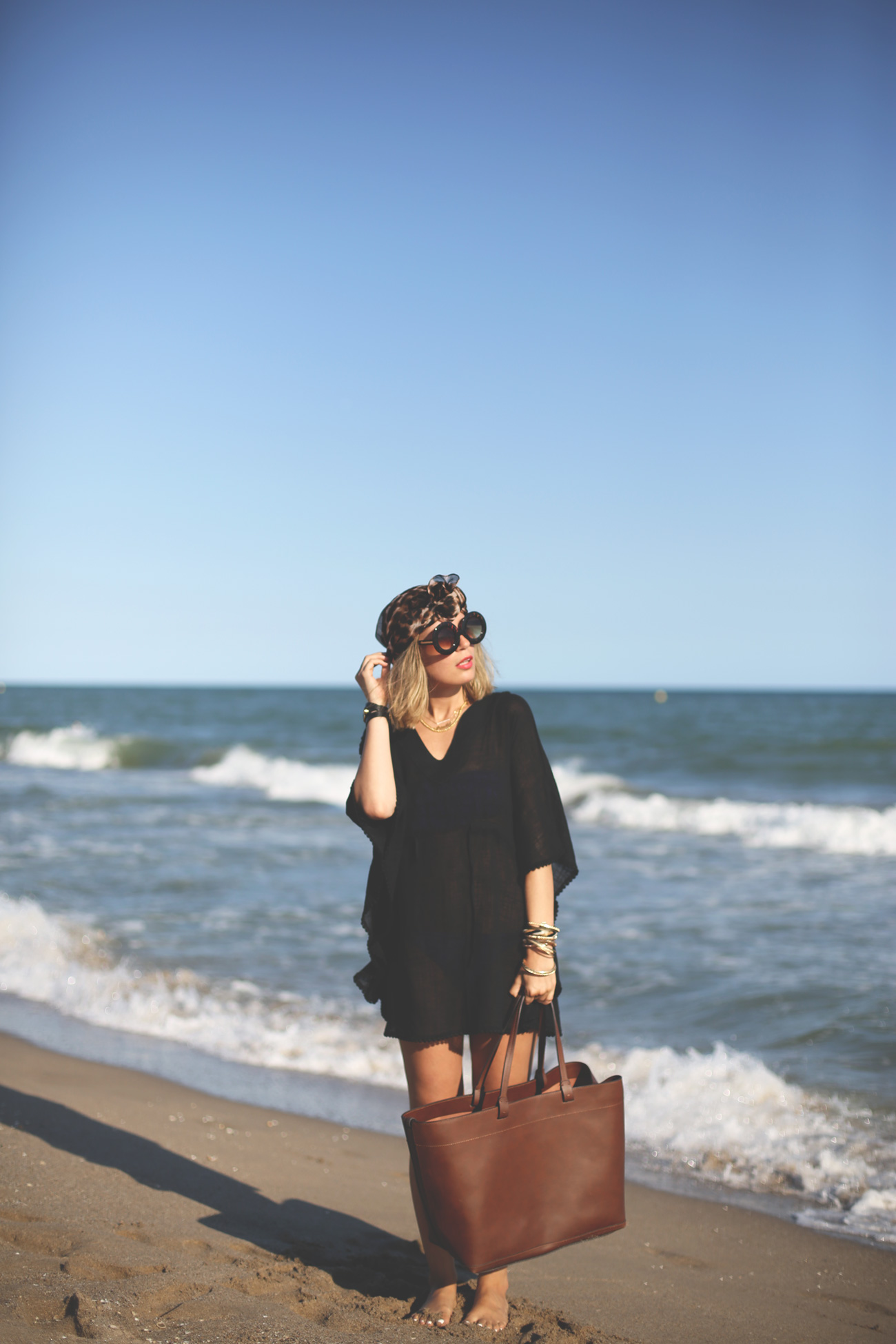 Leopard print, kaftan, black, summer look, beach outfit, golden espadrilles, bag bag, wavy hair, 