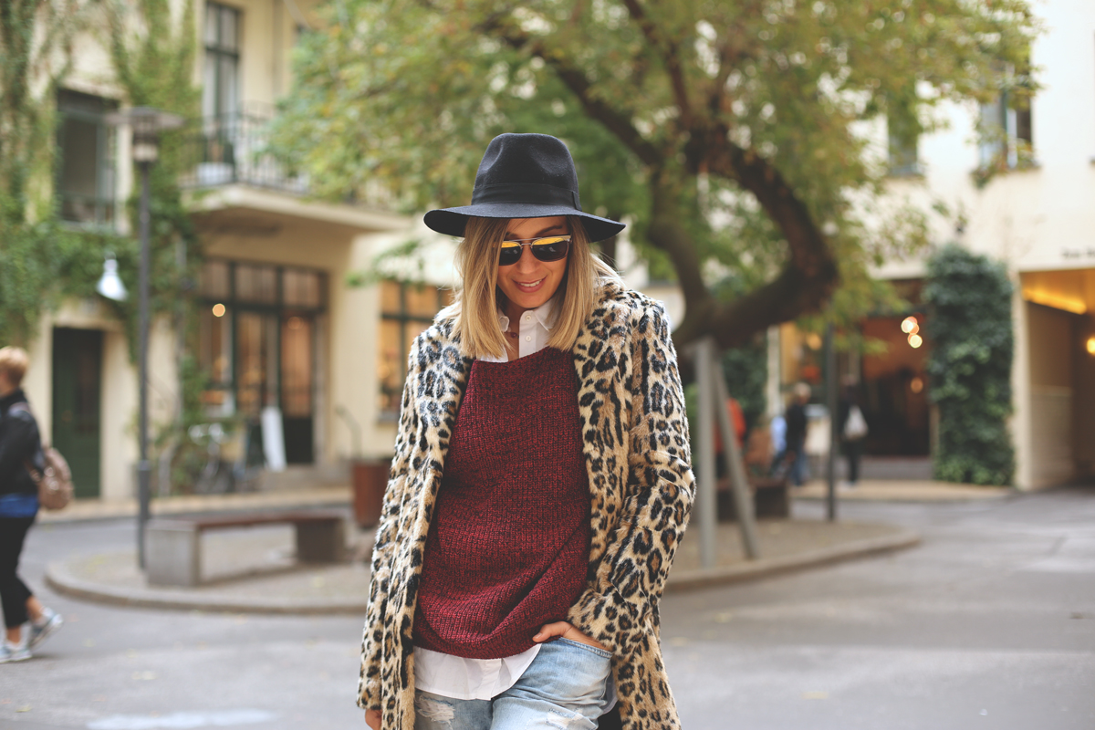 leopard coat, viaje a Berlin, fashion blogger, boyfriends jeans, bailarinas Chanel, bolso Prada, viaje blogger, vacaciones en Alemania, blonde girl, 