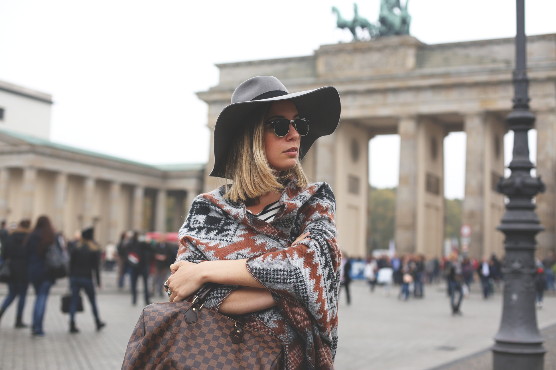 fashion blogger, street style, aztec cape, estilo azteca, pepe jeans bufanda, botas clarks, look, outfit, vacaciones en Berlín, 